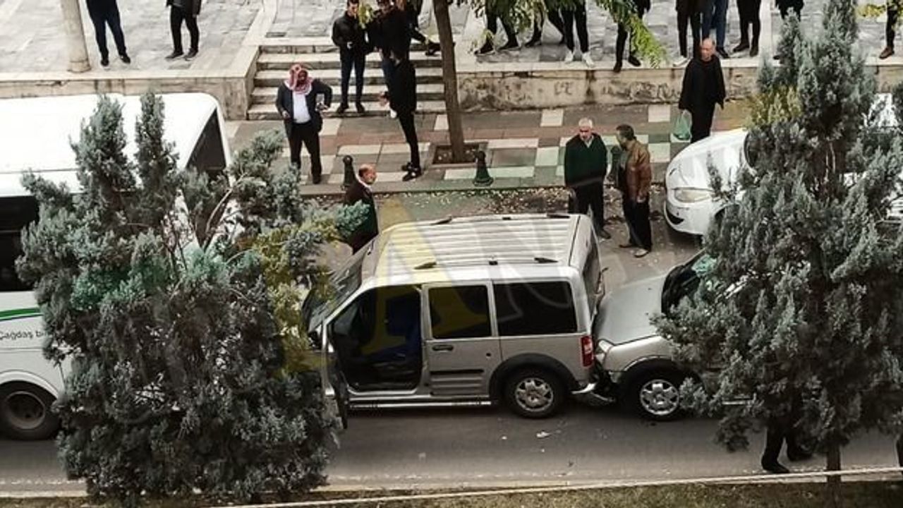 Haliliye’de yolcu otobüsü ve 2 aracın karıştığı zincirleme kaza