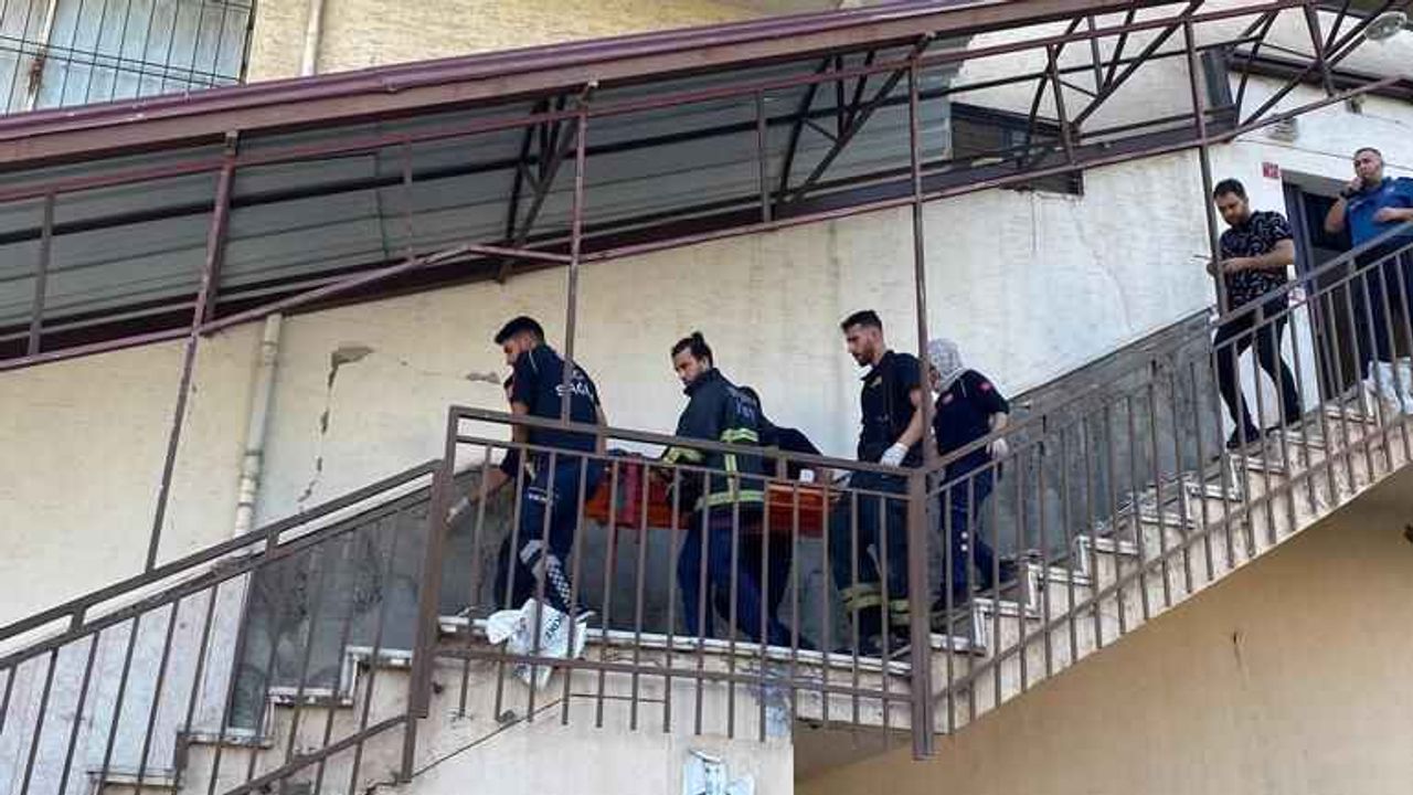 Urfa bulvarında ağır hasarlı binadan düşen genç ağır yaralandı