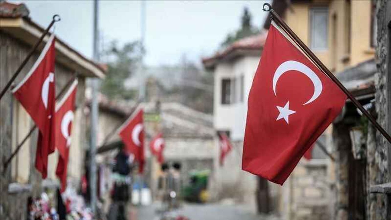 Ay yıldızlı bayrak neyi ifade ediyor? İşte renkleri ve anlamıyla Türkiye'nin simgesi