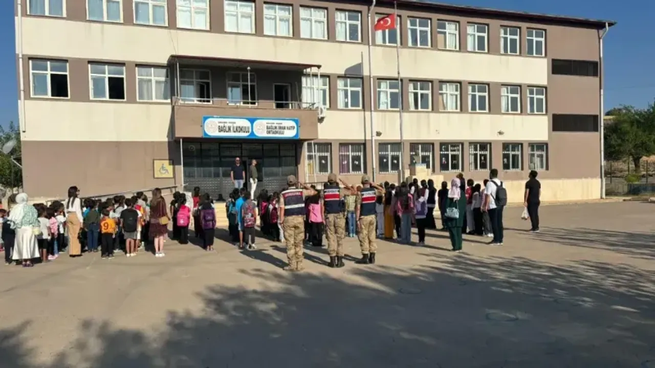 Siverek'te öğrenciler Emniyet ve Jandarma ekipleri ile güvende 
