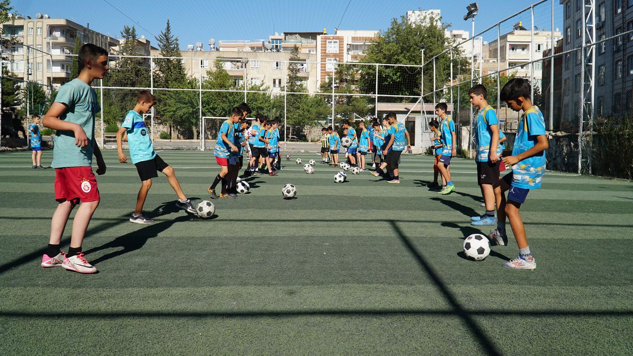 Haliliye'de Yaz Futbol Heyecanı: Minik Kalpler Büyük Hayaller Kuruyor!