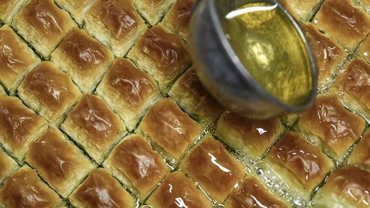 Baklava Şerbeti Ne Zaman Dökülür? Sıcak Mı Soğuk Mu Olmalı, Çıtır Baklava İçin En Doğru Zaman?