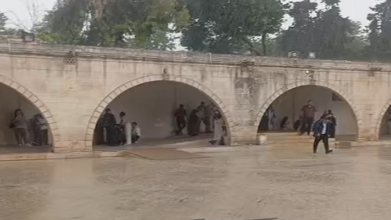 Şanlıurfa’da Gökyüzü Karardı! Vatandaşlar Kapalı Alanlara Koştu