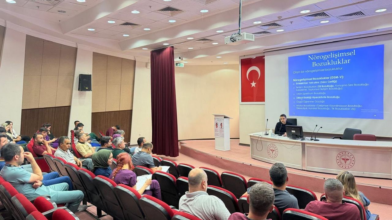 Sağlık Personeline Otizm Eğitimi Verildi