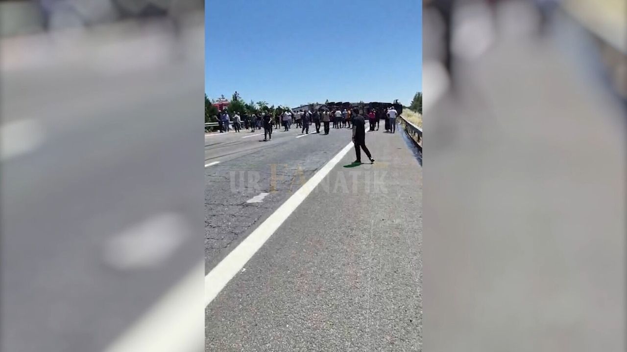 Şanlıurfa-Gaziantep Otoyolunda TIR Devrildi