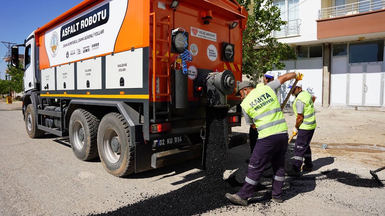 Kahta Belediyesi’nin Araç Filosu Güçleniyor: Yeni Asfalt Yam