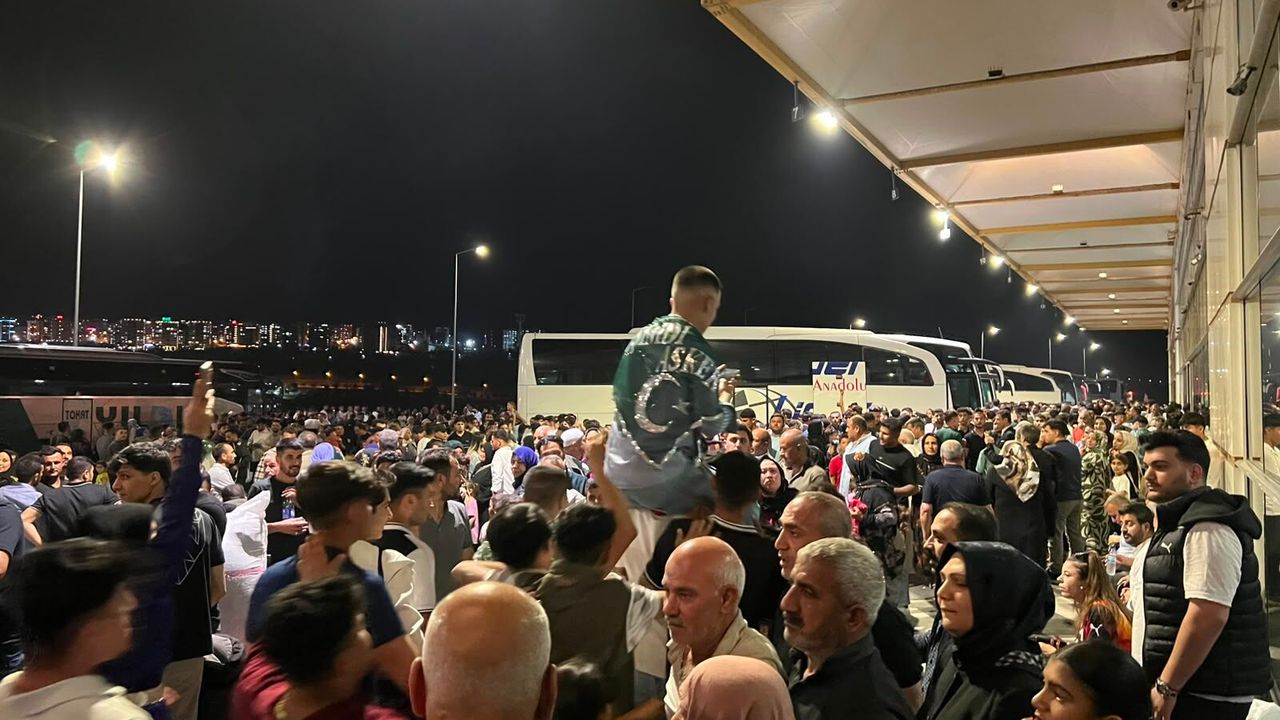 Şanlıurfa Otogarında Gözyaşı ve Halay Bir Arada: Askerlere Görkemli Uğurlama