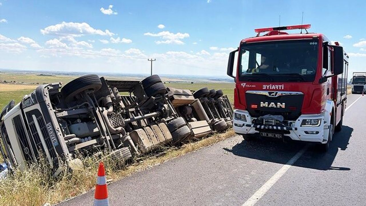 Şanlıurfa’da Yağ Yüklü Tır Şarampole Devrildi: Sürücü Yaralandı