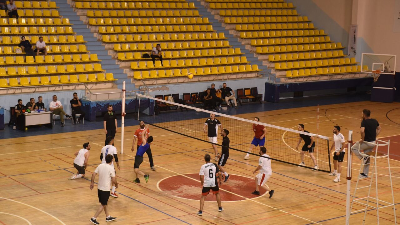 Siverek’te Okullar Arası Voleybol Turnuvası Heyecanı Sürüyor