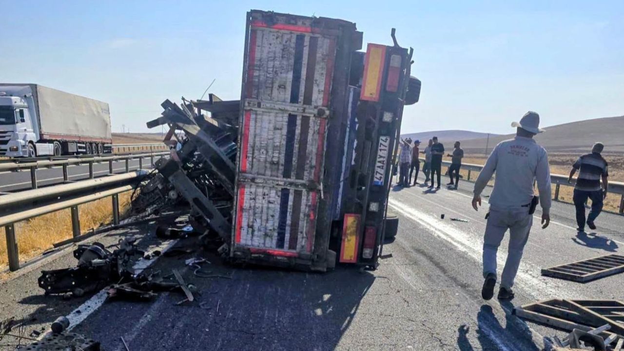 Şanlıurfa’da hurda yüklü tır devrildi: Sürücü yaralandı