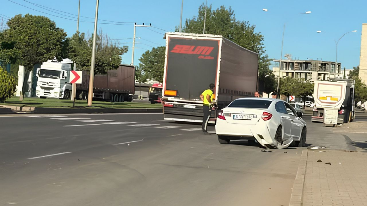 Kurtalan'da Çarşı Merkezinde Maddi Hasarlı Trafik Kazası