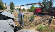 Şanlıurfa'da Şarampolden Uçan Otomobil Panelleri Yerle Bir Etti