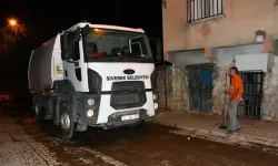 Siverek Belediyesi kentin cadde ve kaldırımlarını temizleyerek sabaha hazırlıyor