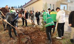 Karaköprü'de Okullarda Ağaçlandırma Ve Çevre Bilinci Eğitimleri Sürüyor