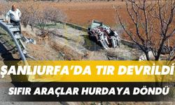 Şanlıurfa Otoyolunda Tır Devrildi, Sıfır Araçlar Hurdaya Döndü