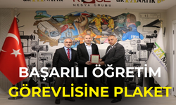 Başarılı Öğretim Görevlisine Plaket