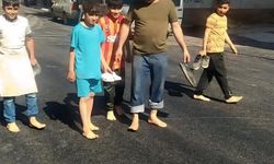 Şanlıurfa Suruç’ta Vatandaşlar Asfaltın Üstünde Çıplak Ayakla Yürüdü: Bakın Sebebi Neymiş?