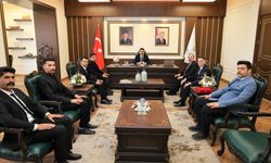 Ülkü Ocakları, Kaymakam Şahin’e 150 Yıllık Antika Zarf Açacağı Hediye Etti