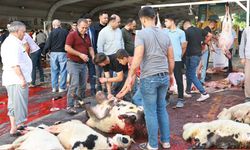 Başkan Nihat Çiftçi, Kurban Kesim Alanlarında Vatandaşla Buluştu