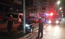Karaköprü’de Film Gibi Kaza: Araç Direğe Girdi, Sürücü Sağ Çıktı