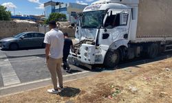 Şanlıurfa Viranşehir'de İki Tır Kırmızı Işıkta Çarpıştı: Sürücü...