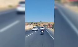 Suruç’ta Motosiklet Sürücüsünün Tehlikeli Yolculuğu Kamerada