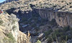 Şanlıurfa Plakalı Kamyon Şarampole Yuvarlandı: Ölü Var
