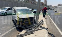 Şanlıurfa Karaköprü’de Korkutan Kaza: Otomobil Direğe Çarptı, 1 Yaralı!