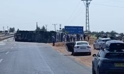 Viranşehir-Mardin yolunda tır devrildi: 1 kişi yaralandı