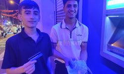 ATM’de 10 Bin 600 TL Unutuldu, Şanlıurfalı Gençler Parayı Polise Teslim Etti