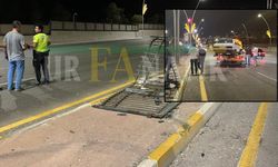 Necmettin Cevheri Bulvarı'nda Trafik Kazası: Araç Bariyerlere Çarptı