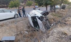 Şanlıurfa- Gaziantep Yolunda Kaza: Baba ve Oğlu Yaralandı