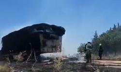 Şanlıurfa’da Alevler Bir Anda Sardı! Saman Yüklü Tır Küle Döndü