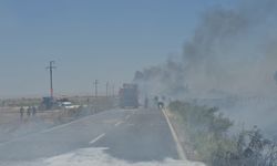 Şanlıurfa’da Alevler Bir Anda Sardı! Saman Yüklü Tır Küle Döndü