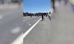 Şanlıurfa-Gaziantep Otoyolunda TIR Devrildi