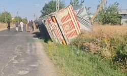Harran’da Güneş Paneli Yüklü TIR Şarampole Devrildi