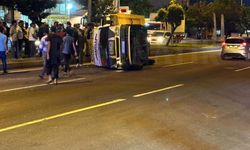 Şanlıurfa'da Minibüs Refüje Çıkıp Yan Yattı: Sürücü Yaralandı