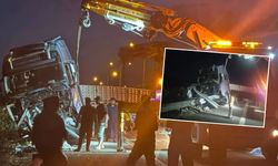 Şanlıurfa-Gaziantep Otoyolunda Fayans Yüklü Tır Devrildi: Sürücü Yaralandı