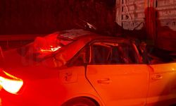 Şanlıurfa’da Tıra Arkadan Çarpan Otomobil Kağıt Gibi Ezildi!