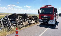 Şanlıurfa’da Yağ Yüklü Tır Şarampole Devrildi: Sürücü Yaralandı