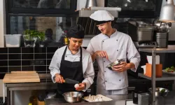 Su Şefi Nedir, Sous Chef Ne Demek, Ne İş Yapar, Nasıl Olunur, Görevleri Ve Maaşı