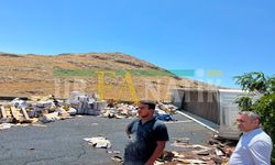 Şanlıurfa’da Tır Devrildi, Yükü Yola Saçıldı! Vatandaşlar Akın Etti