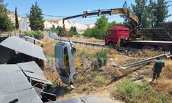 Şanlıurfa'da Şarampolden Uçan Otomobil Panelleri Yerle Bir Etti