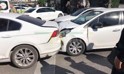 Şanlıurfa’da Trafik Işıklarında Korkutan Kaza! Kadın Sürücü Yaralandı