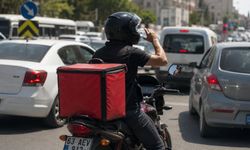 Şanlıurfa'da Eriyen Asfaltta Ekmek Mücadelesi: Motokuryelerin 50 Derecelik Sınavı