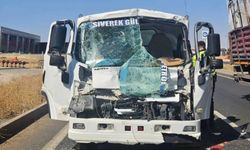 Siverek’te Otomobil Kamyona Arkadan Çarptı: 1 Kişi Yaralandı