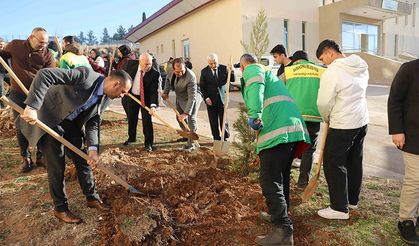 Karaköprü'de Okullarda Ağaçlandırma Ve Çevre Bilinci Eğitimleri Sürüyor