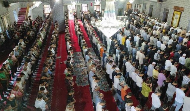 Şanlıurfa’da binlerce kişi bayram namazı için saf tuttu