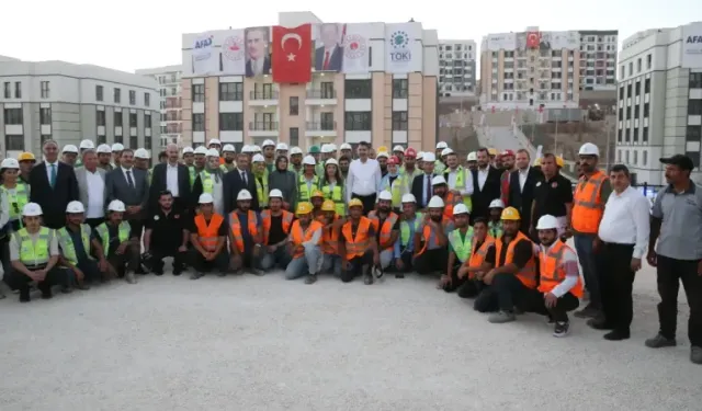 Bakan Kurum, Şanlıurfa'daki deprem konutlarını inceledi