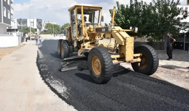 Siverek’te okul yolları sıcak asfaltla kaplanıyor! (VİDEO)